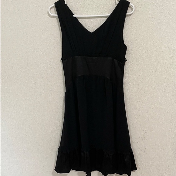 Elegant Black Sleeveless Dress - Picture 2 of 3